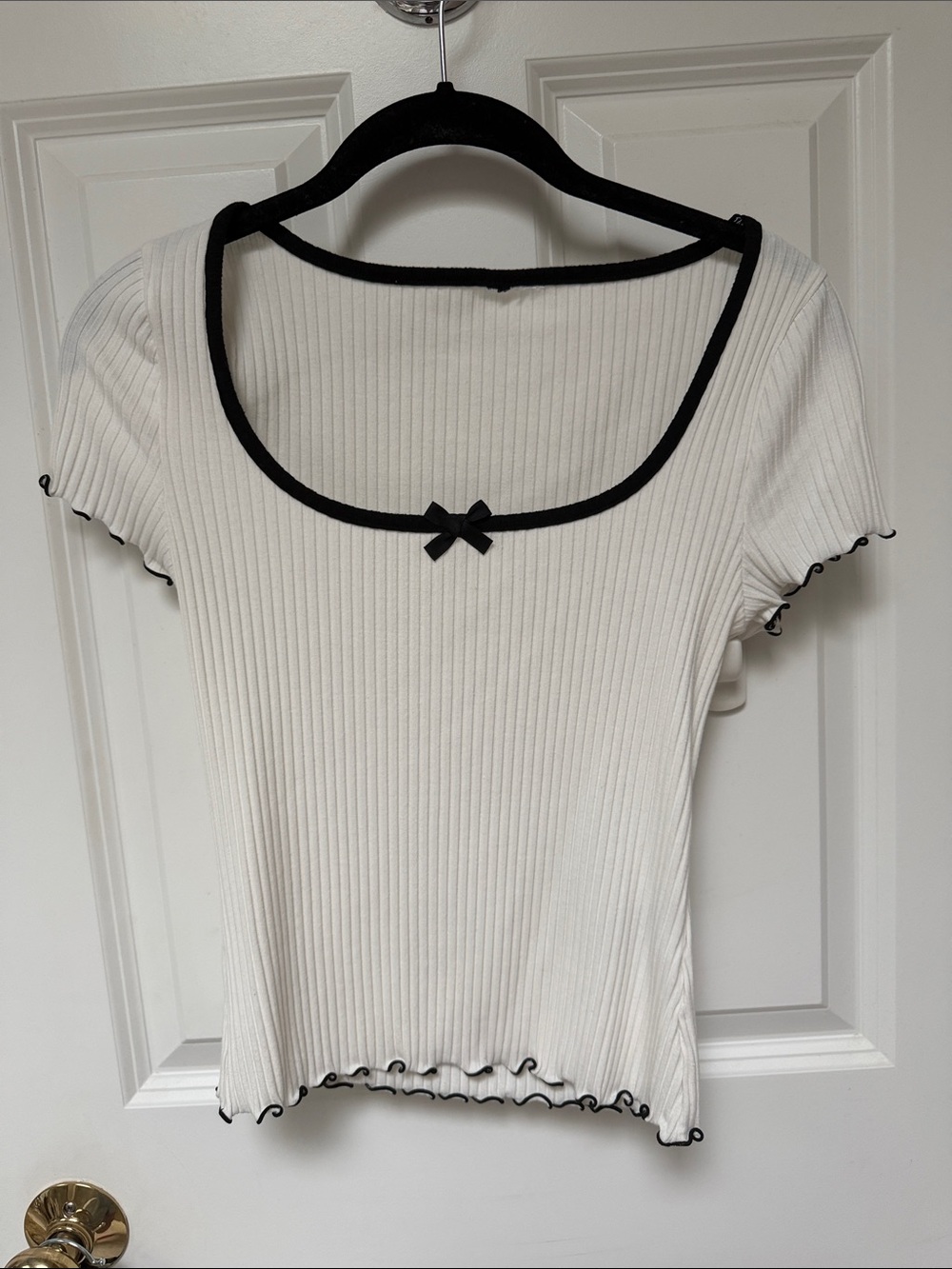 HM Divided Women’s White Ribbed Scoop Neck Top Black Trim Short Sleeve Size M